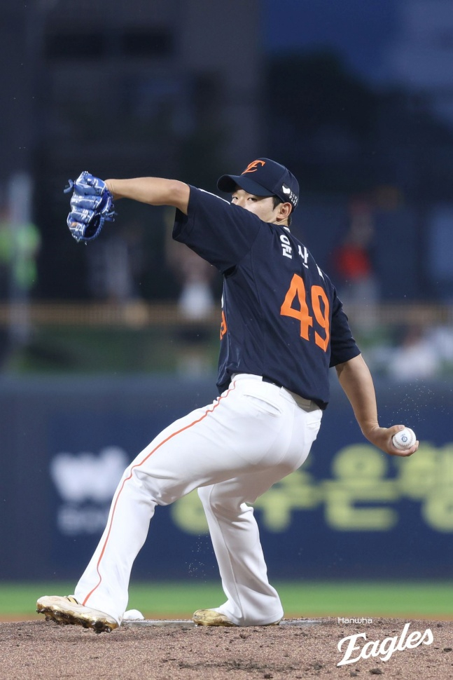 한화 윤산흠이 19일 광주 KIA전에서 역투하고 있다. /사진=한화 이글스 제공
