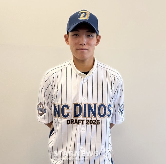 2026 KBO 신인드래프트에서 NC의 지명을 받은 유신고 신재인이 취재진과 인터뷰를 하고 있다. /사진=양정웅 기자