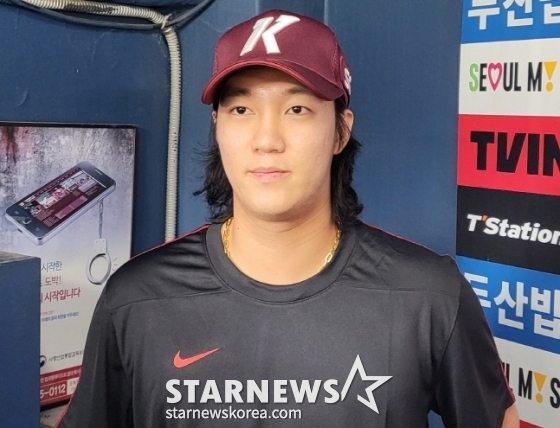 키움 안우진이 18일 1군 등록 후 취재진과 인터뷰를 하고 있다. /사진=안호근 기자