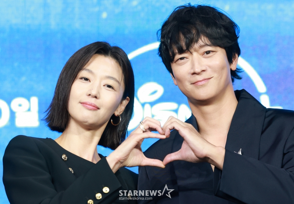 (서울=뉴스1) 권현진 기자 = 배우 전지현과 강동원(오른쪽)이 2일 오전 서울 종로구 포시즌스 호텔에서 열린 디즈니 플러스 오리지널 시리즈 '북극성' 제작발표회에 참석해 포즈를 취하고 있다.  '북극성'은 유엔대사로서 국제적 명성을 쌓아온 문주(전지현 분)가 대통령 후보 피격 사건의 배후를 쫓는 가운데, 그녀를 지켜야만 하는 국적 불명의 특수요원 산호(강동원 분)와 함께 한반도를 위협하는 거대한 진실을 마주하는 이야기를 그린 드라마다. 2025.9.2/뉴스1  Copyright © 뉴스1. All rights reserved. 무단 전재 및 재배포,  AI학습 이용 금지. /사진=(서울=뉴스1) 권현진 기자