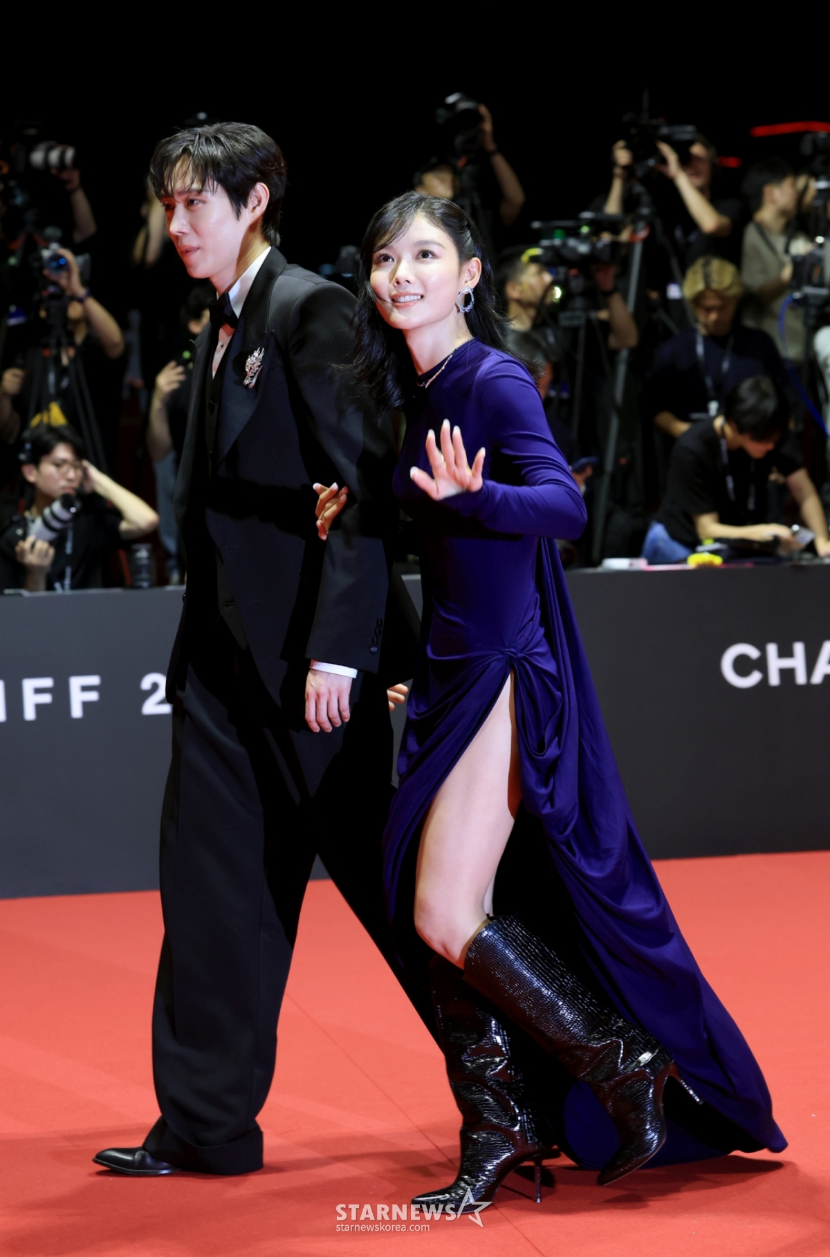 (부산=뉴스1) 권현진 기자 = 배우 김영대와 김유정(오른쪽)이 17일 오후 부산 해운대구 영화의전당에서 열린 ‘제30회 부산국제영화제’(BIFF) 개막식에 참석해 레드카펫을 밟고 있다. 2025.9.17/뉴스1  Copyright © 뉴스1. All rights reserved. 무단 전재 및 재배포,  AI학습 이용 금지. /사진=(부산=뉴스1) 권현진 기자