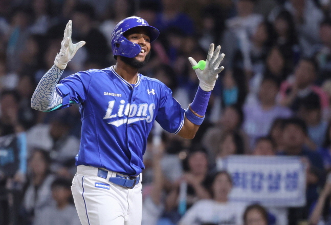 삼성 디아즈가 18일 시즌 48호 홈런을 터뜨리고 기뻐하고 있다. /사진=삼성 라이온즈 제공