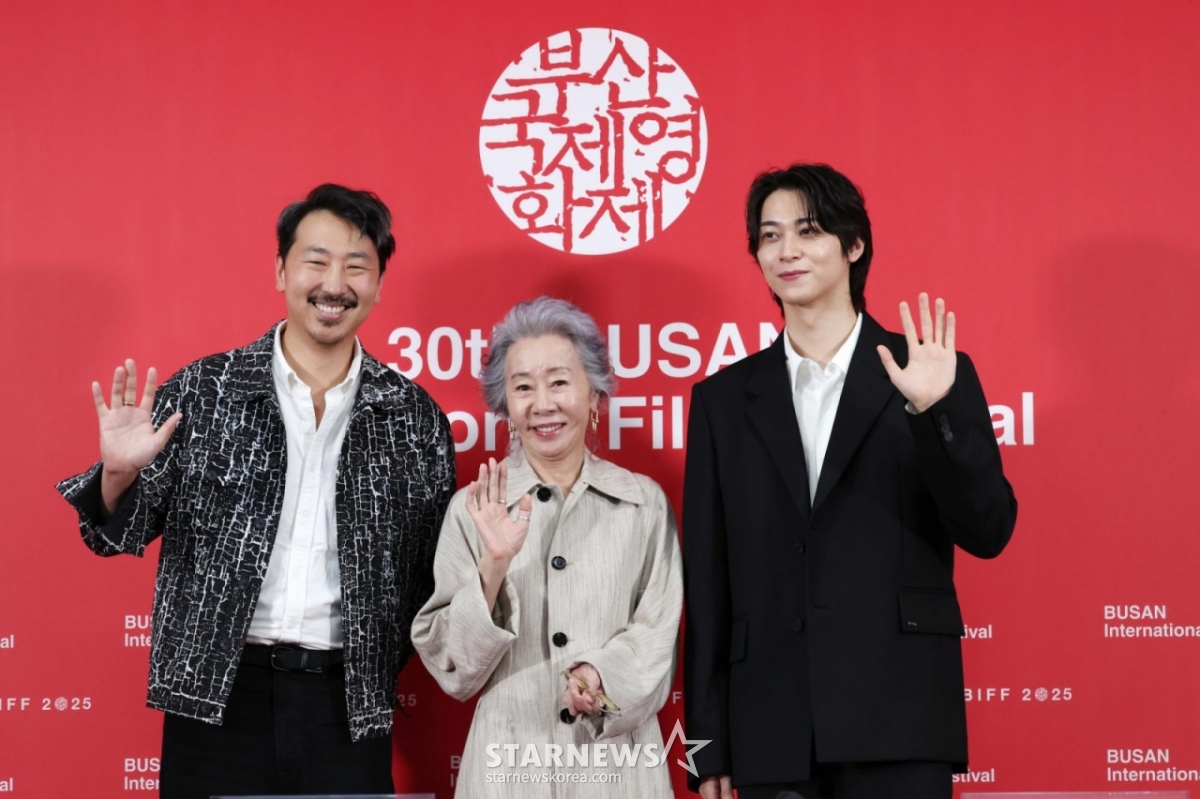 [부산=뉴시스] 박진희 기자 = 영화 '결혼 피로연' 감독 앤드루 안, 배우 윤여정, 배우 한기찬이 19일 부산 해운대구 영화의전당 비프힐에서 영화 '결혼 피로연' 기자간담회를 하고 있다. 2025.09.19. pak7130@newsis.com /사진=박진희