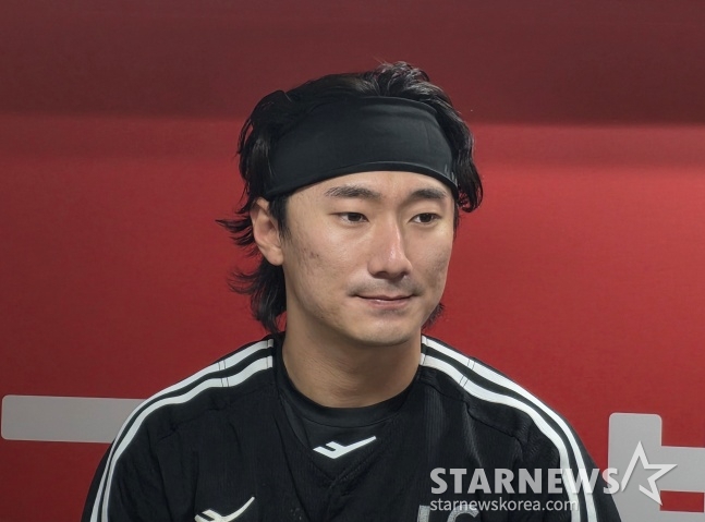 LG 신민재가 18일 수원 KT전을 승리로 이끈 뒤 취재진과 인터뷰하고 있다. /사진=김동윤 기자