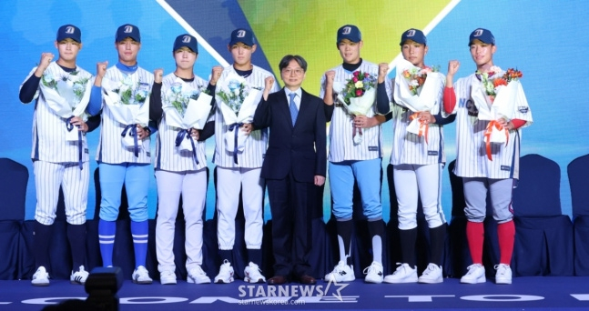 '2026 KBO 신인 드래프트'가 17일 서울 송파구 롯데호텔 월드 크리스탈볼룸에서 열렸다. 신재인(유신고)을 비롯한 NC 신인 선수들이 임선민 단장과 기념촬영을 하고 있다. 오른쪽에서 3번째가 이희성. /사진=김진경 대기자