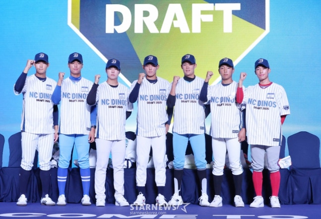 '2026 KBO 신인 드래프트'가 17일 서울 송파구 롯데호텔 월드 크리스탈볼룸에서 열렸다. \신재인(유신고)을 비롯한 NC 신인 선수들이 기념촬영을 하고 있다. 오른쪽에서 3번째가 이희성. /사진=김진경 대기자