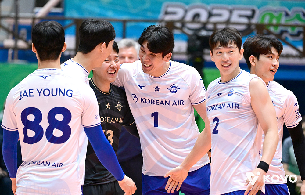 인천 대한항공 선수들이 20일 전남 여수 진남체육관에서 열린 2025 여수·NH농협컵 프로배구대회 남자부 결승 OK저축은행전에서 득점에 성공한 뒤 기뻐하고 있다. /사진=한국배구연맹(KOVO) 제공