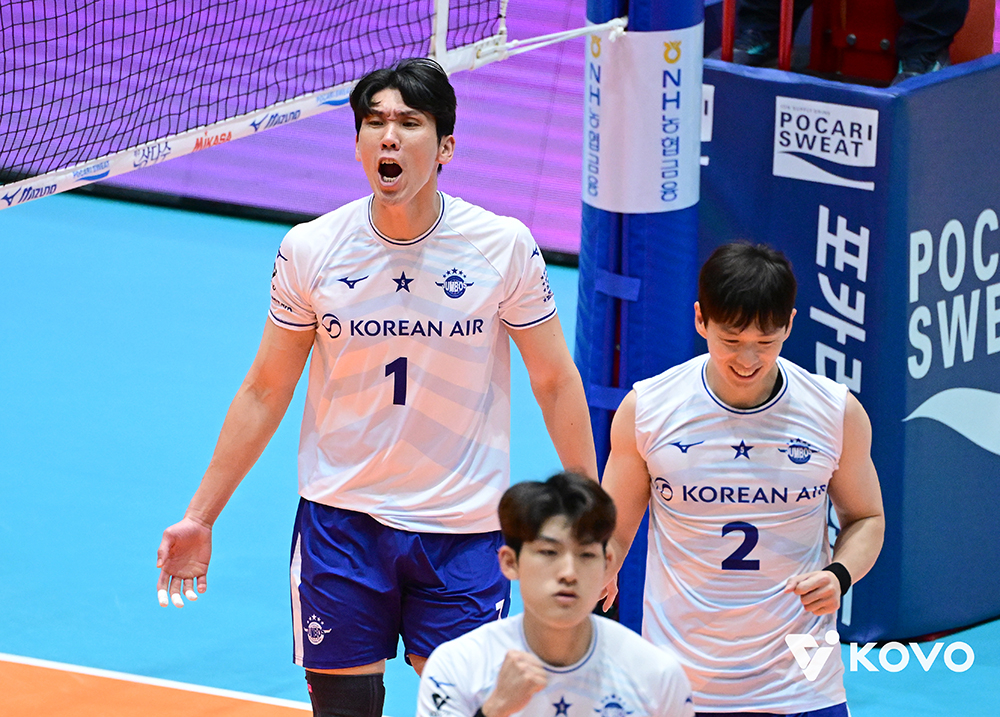 인천 대한항공 김규민(위) 등 선수들이 20일 전남 여수 진남체육관에서 열린 2025 여수·NH농협컵 프로배구대회 남자부 결승 OK저축은행전에서 득점에 성공한 뒤 기뻐하고 있다. /사진=한국배구연맹(KOVO) 제공