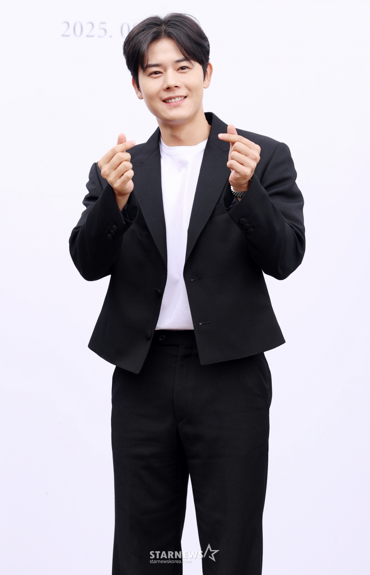 배우 김동준이 20일 서울 서초구 한강세빛섬 플로팅아일랜드에서 열린 개그맨 김병만의 결혼식에 참석해 포즈를 취하고 있다./2025.09.20 /사진=김휘선 hwijpg@