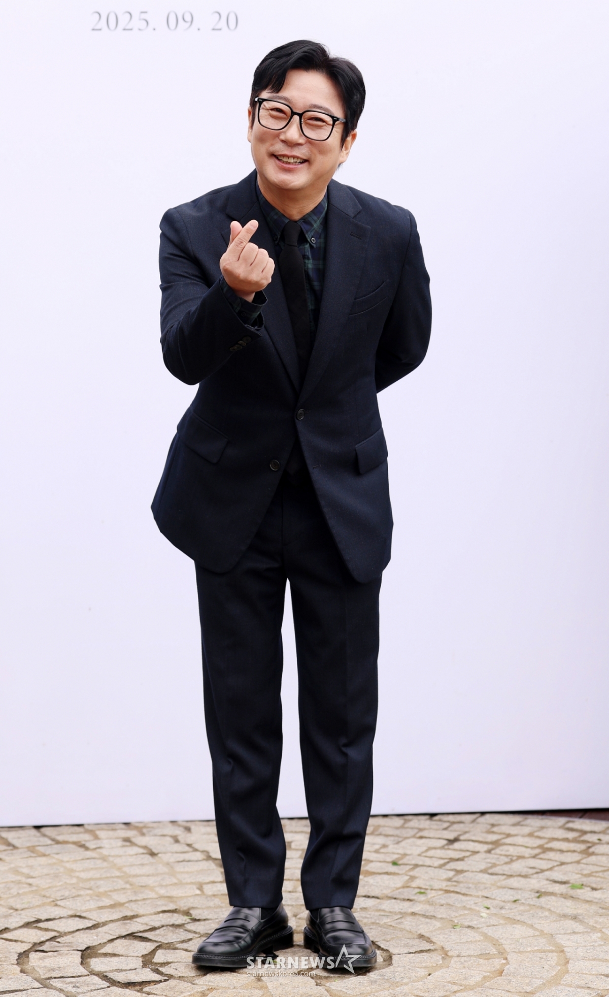 개그맨 이수근이 20일 서울 서초구 한강세빛섬 플로팅아일랜드에서 열린 개그맨 김병만의 결혼식에 참석해 포즈를 취하고 있다./2025.09.20 /사진=김휘선 hwijpg@