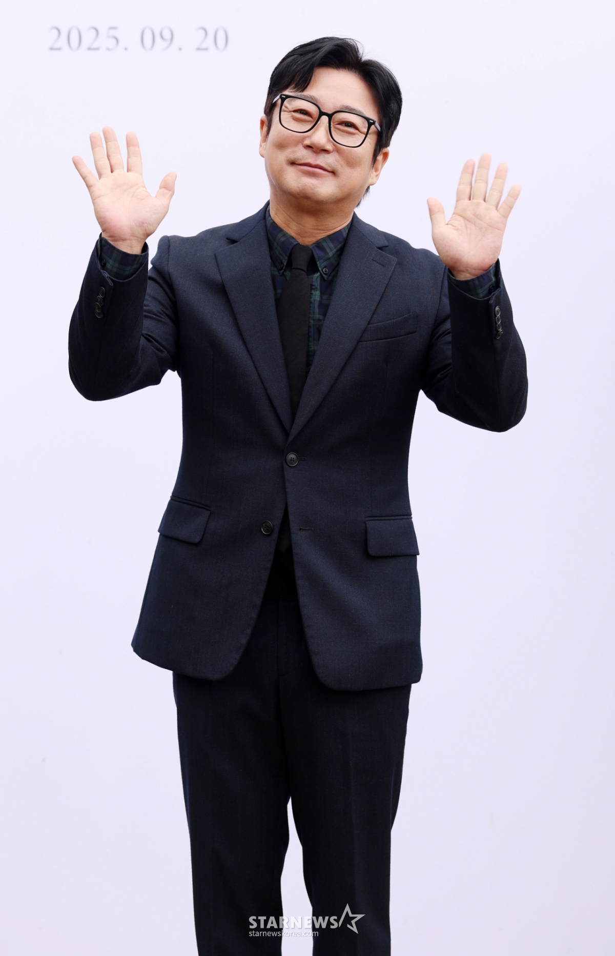 개그맨 이수근이 20일 서울 서초구 한강세빛섬 플로팅아일랜드에서 열린 개그맨 김병만의 결혼식에 참석해 포즈를 취하고 있다./2025.09.20 /사진=김휘선 hwijpg@