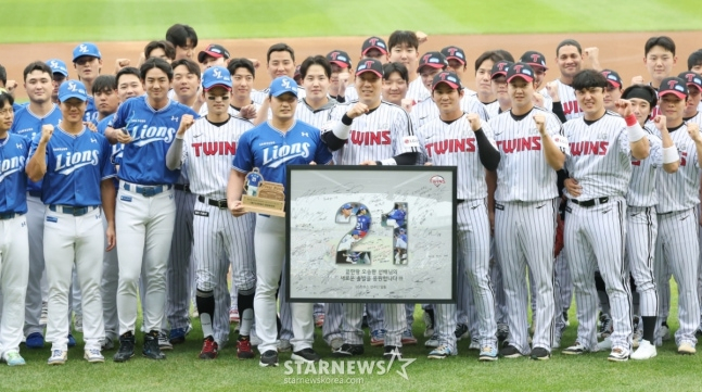 2025 신한 SOL Bank KBO리그 LG 트윈스 대 삼성 라이온즈 경기가 20일 서울 잠실야구장에서 열렸다.  삼성 오승환 은퇴 투어 행사가 경기에 앞서 진행됐다. LG와 삼성 선수들이 오승환을 중심으로 기념촬영을 하고 있다.  이번 시즌을 끝으로 현역 생활을 마무리하는 오승환은 앞으로 원정 경기에서 상대 팀 팬들과 선수들을 상대로 작별 인사를 하는 은퇴 투어를 진행 중이다. /사진=김진경 대기자