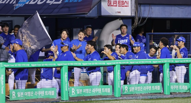 삼성 선수단이 20일 잠실 LG전에서 득점 후 기뻐하고 있다. /사진=삼성 라이온즈 제공