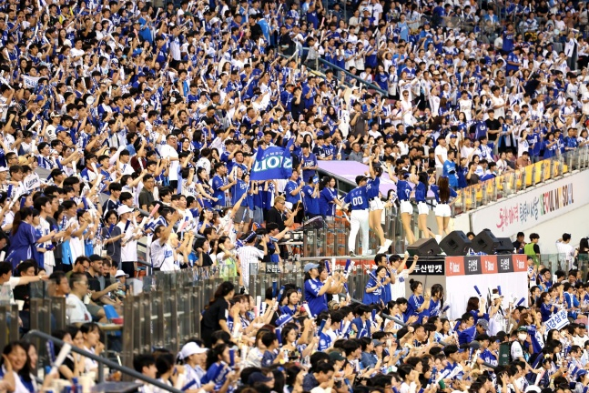 삼성 원정팬들이 잠실야구장 3루쪽을 꽉 채우고 있다. /사진=삼성 라이온즈 제공