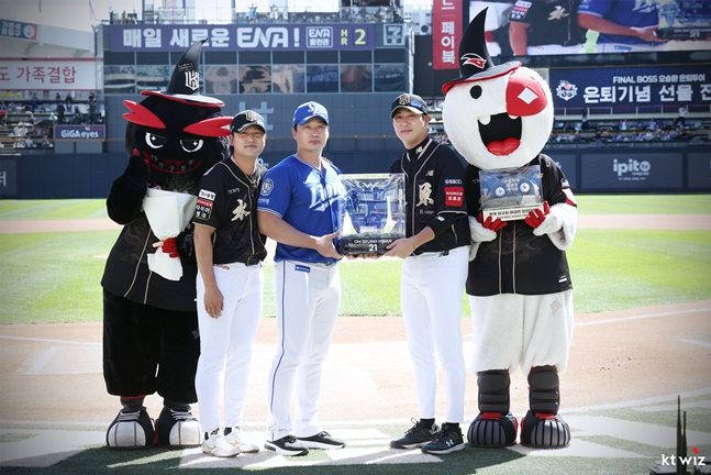 오승환(가운데)에게 돌을 선물한 KT 김상수(왼쪽부터)와 우규민. /사진=KT 위즈