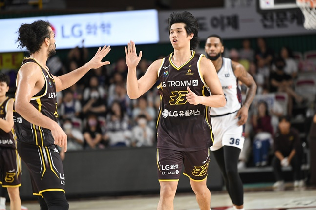 LG 칼 타마요(오른쪽)가 아셈 마레이와 하이파이브를 하고 있다. /사진=KBL 제공