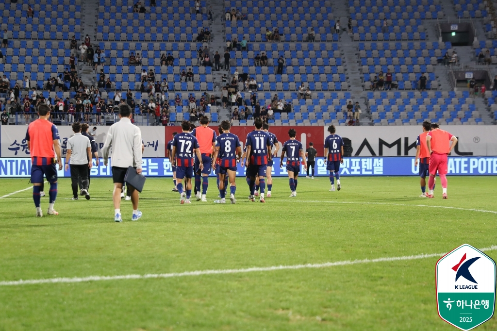 지난 라운드 광주FC전 패배 후 수원FC 선수들. /사진=한국프로축구연맹 제공