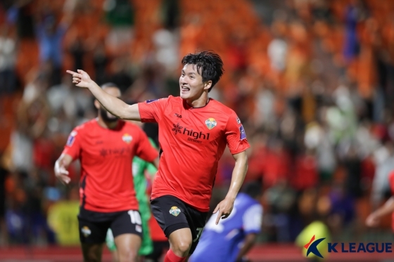 구본철이 16일 춘천 송암 스포츠타운 주경기장에서 열린 2025~2026 AFC 아시아 챔피언스리그 엘리트(ACLE) 리그 스테이지 1차전에서 결승골을 넣고 세리머니하고 있다. /사진=한국프로축구연맹 제공