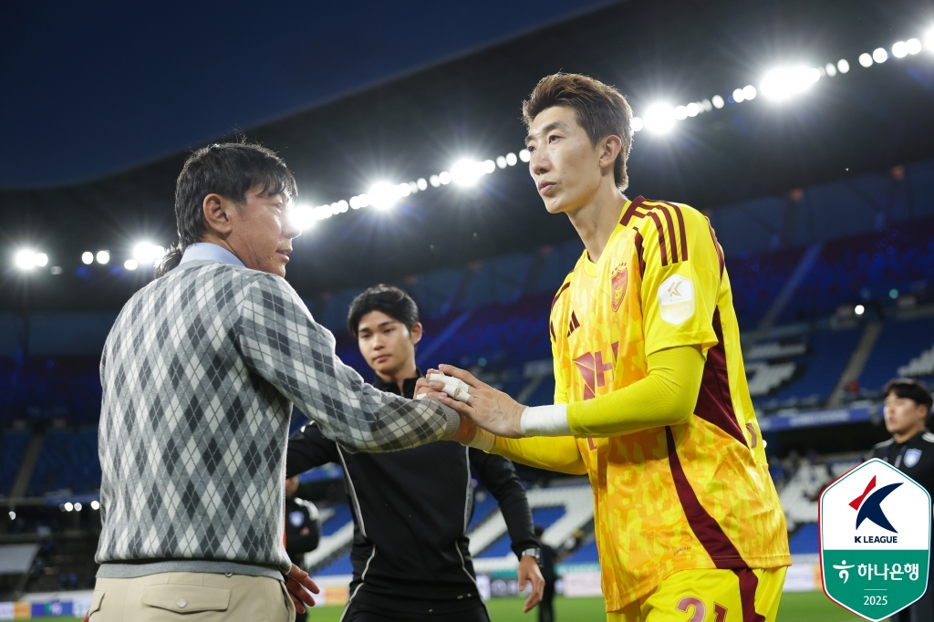 FC안양과 경기가 끝난 뒤 신태용(왼쪽) 울산HD 감독과 골키퍼 조현우가 손을 잡고 있다. /사진=한국프로축구연맹 제공