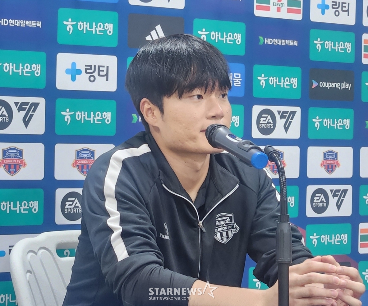 강원FC와 경기 후 수훈 선수 기자회견에 나선 수원FC 골키퍼 황재윤. /사진=박건도 기자