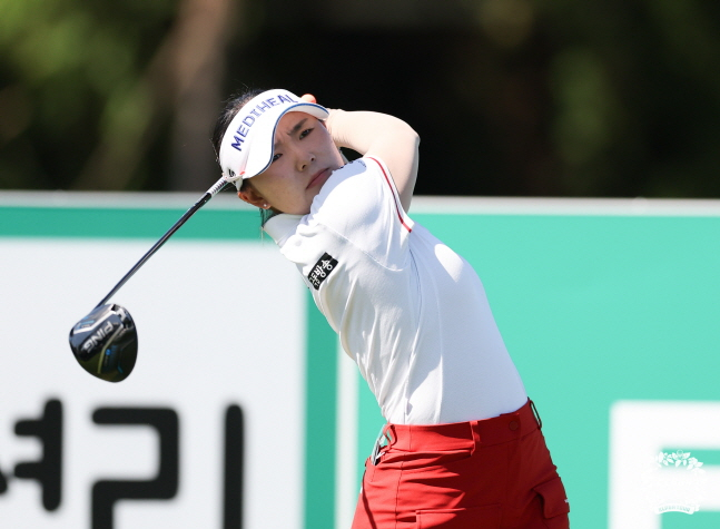 이다연이 21일 KLPGA 투어 하나금융그룹 챔피언십 4라운드에서 드라이버 티샷을 날리고 있다. /사진=KLPGT 제공