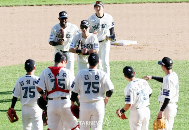 SSG 랜더스 선수들이 21일 인천랜더스필드에서 열린 2025KBO리그 두산베어스와 SSG랜더스 경기에서 승리한 후 자축하고 있다. /사진=강영조 선임기자