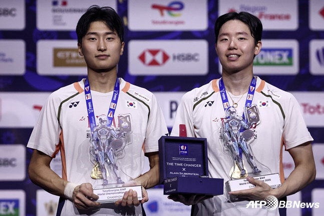 김원호(왼쪽)와 서승재가 21일 BWF 중국 마스터스 배드민턴 대회 남자 복식에서 우승을 차지한 뒤 트로피를 들고 포즈를 취하고 있다. /AFPBBNews=뉴스1