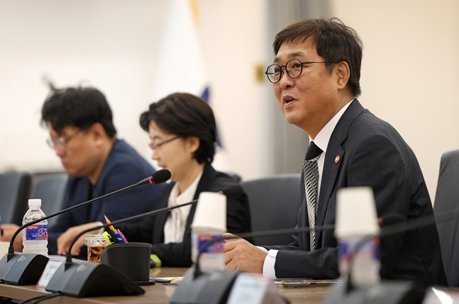 간담회에서 발언하는 최휘영 장관(오른쪽). /사진=문체부