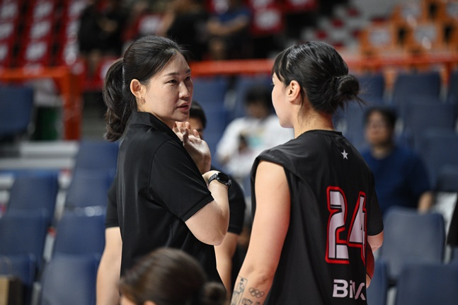 BNK 김소니아(오른쪽)와 박정은 감독이 대화를 나누고 있다. /사진=WKBL 제공