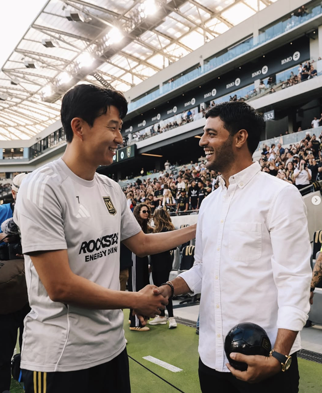카를로스 벨라와 인사를 나누는 손흥민(왼쪽). /사진=LAFC SNS