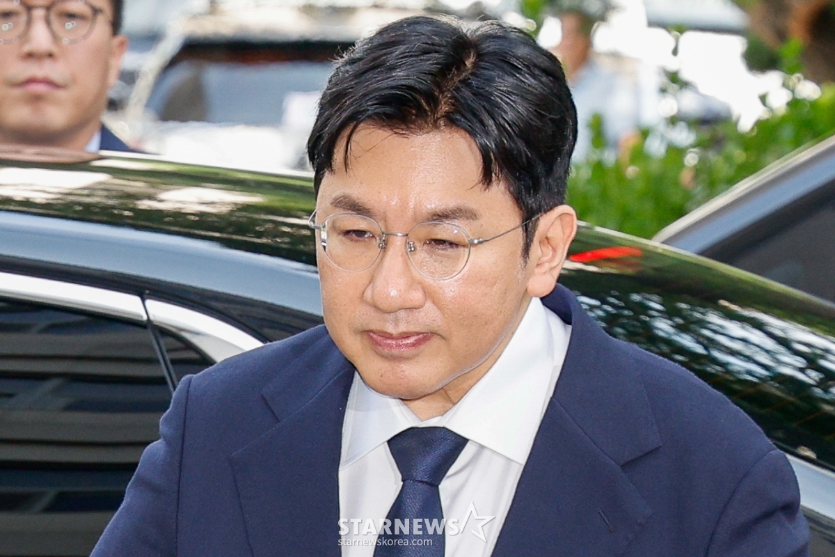 (서울=뉴스1) 안은나 기자 = 방시혁 하이브 의장이 15일 오전 자본시장법 위반 혐의(사기적 부정거래) 관련 조사를 받기 위해 마포구 서울경찰청 금융범죄수사대에 출석하고 있다. 2025.9.15/뉴스1 Copyright © 뉴스1. All rights reserved. 무단 전재 및 재배포, AI학습 이용 금지. /사진=(서울=뉴스1) 안은나 기자