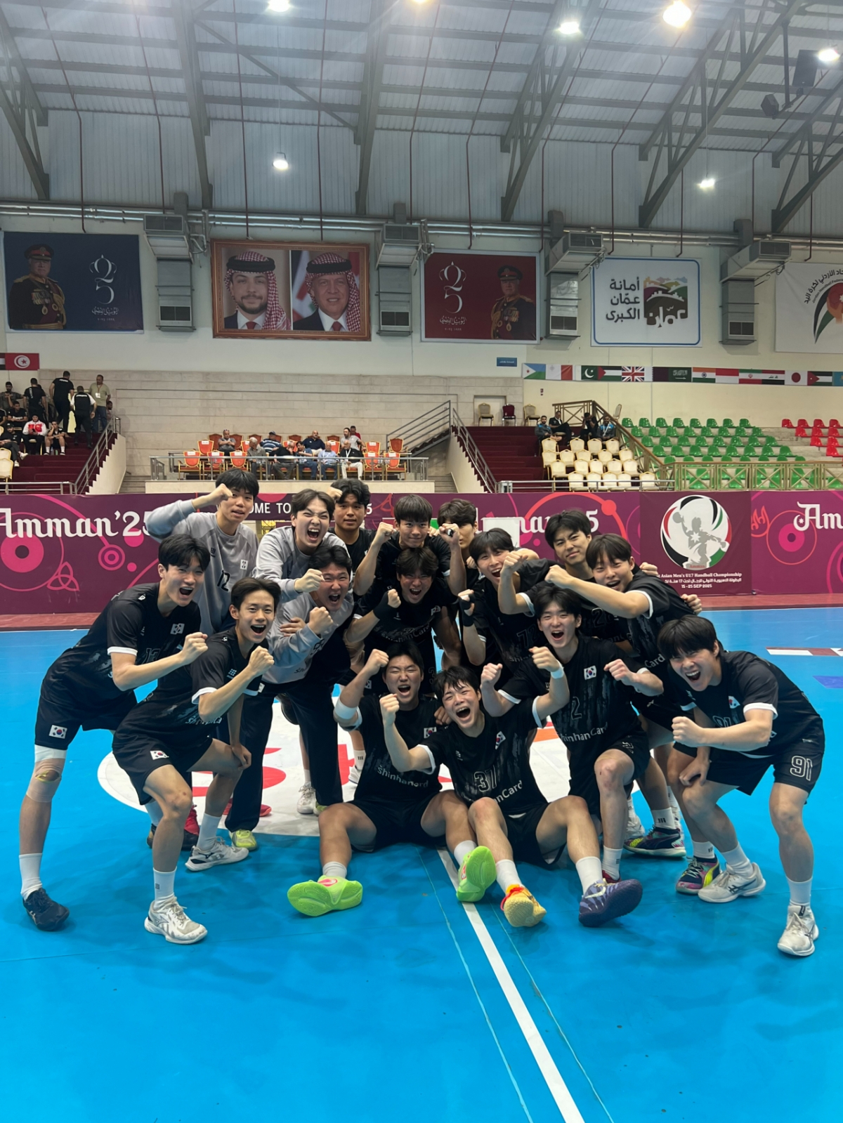 아시아 남자 U17 선수권 대회 4강 진출 후 기뻐하는 선수들의 모습. /사진=대한핸드볼협회 제공