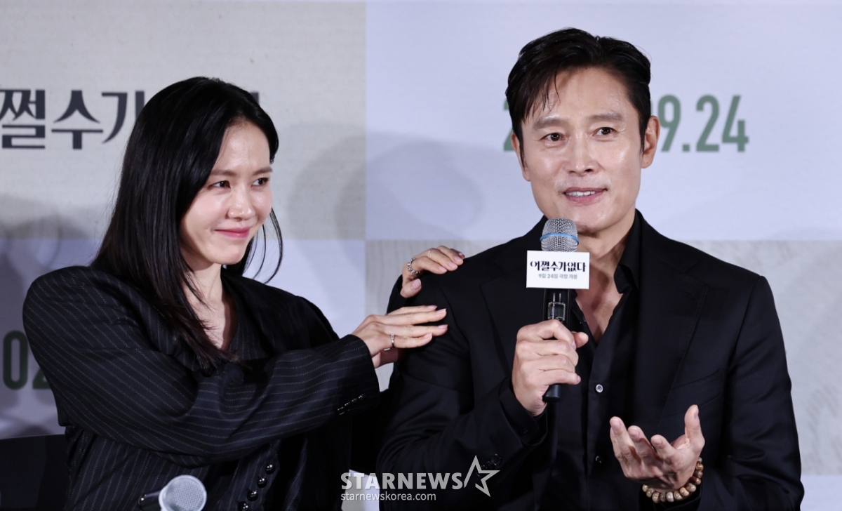 (서울=뉴스1) 구윤성 기자 = 배우 이병헌(오른쪽)과 손예진이 22일 오후 서울 용산구 CGV 용산에서 열린 영화 '어쩔수가없다' 기자간담회에서 취재진의 질문에 답하고 있다. 2025.9.22/뉴스1 Copyright © 뉴스1. All rights reserved. 무단 전재 및 재배포, AI학습 이용 금지. /사진=(서울=뉴스1) 구윤성 기자