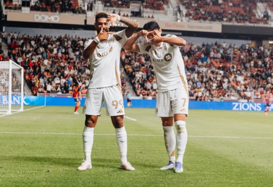 로스앤젤레스(LA)FC 손흥민(오른쪽)이 지난 18일(한국시간) 미국 유타주 샌디 아메리카 퍼스트 필드에서 열린 2025 미국 메이저리그사커(MLS) 정규리그 원정 경기 레알 솔트레이크전에서 해트트릭을 달성한 뒤 드니 부앙가와 함께 찰칵 세리머니를 하고 있다. /사진=LAFC SNS 캡처