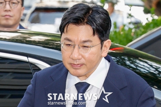 (서울=뉴스1) 안은나 기자 = 방시혁 하이브 의장이 15일 오전 자본시장법 위반 혐의(사기적 부정거래) 관련 조사를 받기 위해 마포구 서울경찰청 금융범죄수사대에 출석하고 있다. 2025.9.15/뉴스1 Copyright © 뉴스1. All rights reserved. 무단 전재 및 재배포, AI학습 이용 금지. /사진=(서울=뉴스1) 안은나 기자