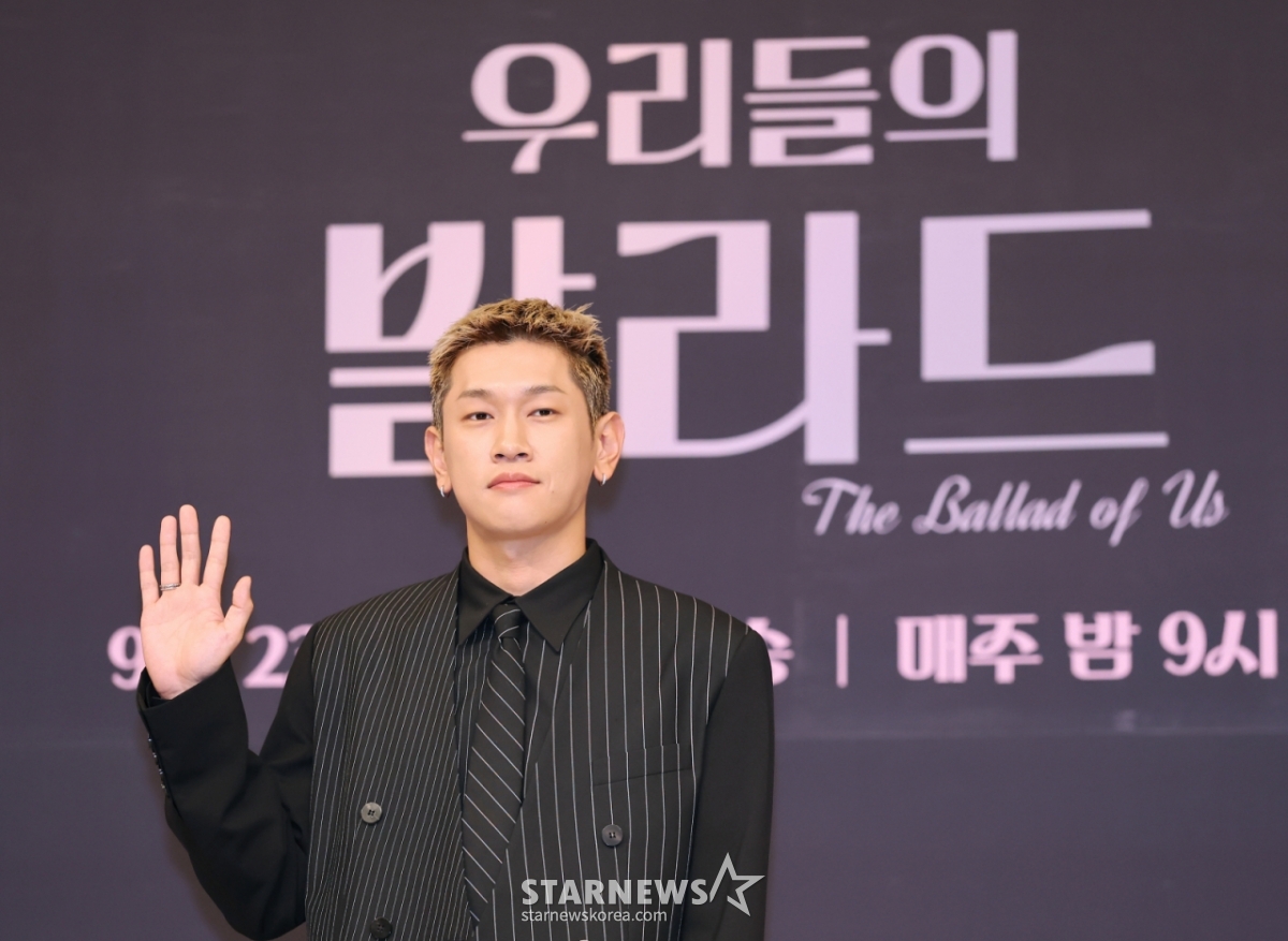 가수 크러쉬가 23일 오전 서울 양천구 목동 SBS에서 진행된 SBS 예능 '우리들의 발라드' 제작발표회에 참석해 포즈를 취하고 있다.  음악 전문가부터 일반 남녀노소까지 150명의 '탑백귀 대표단'이 대중픽 감별사로 나서 새로운 목소리를 찾는 집단 지성 음악 서바이벌 오디션 '우리들의 발라드'는 오늘(23일) 첫 방송된다. /2025.09.2 /사진=이동훈 photoguy@