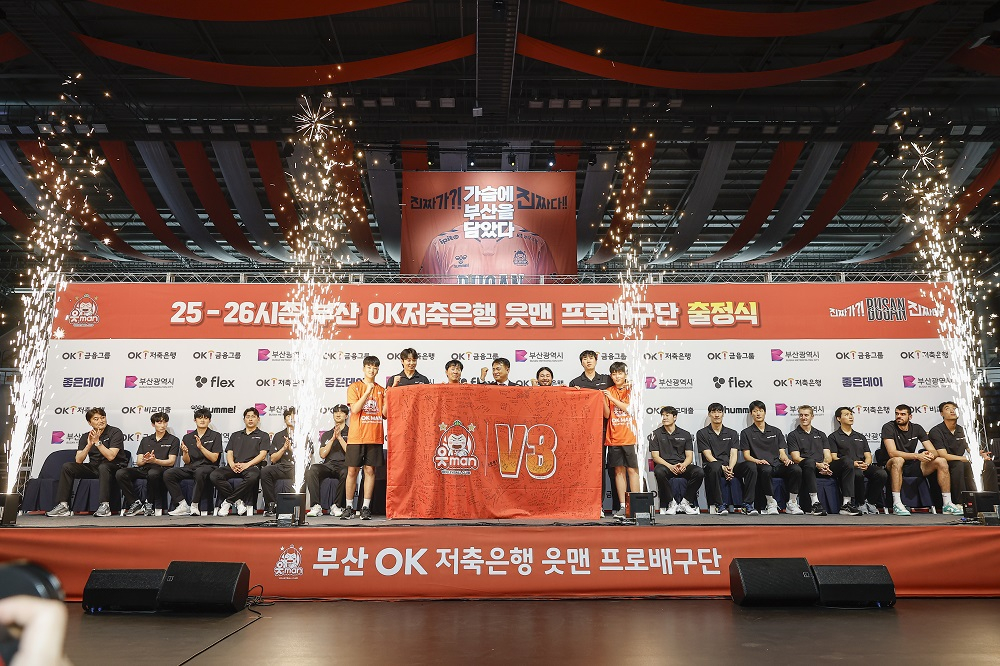 OK 읏맨 배구단 우승 기원 응원 메시지를 들고 기념 촬영 중인 OK저축은행 정길호 대표이사와 OK 읏맨 배구단 신영철 감독, 이민규, 부용찬, 전광인. /사진=OK저축은행 배구단 제공