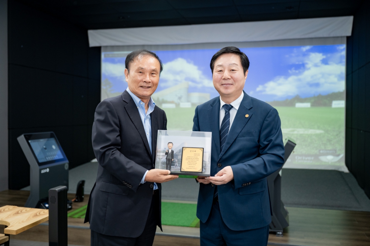 김정겸 충남대학교 총장(오른쪽)이 김영찬 유원골프재단 이사장에게 감사패를 전달하고 있다.