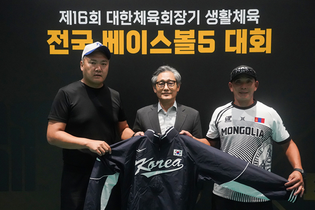 양해영(가운데) 대한야구소프트볼협회 회장과 수가수렌(오른쪽) 몽골야구소프트볼협회 회장. /사진=대한야구소프트볼협회