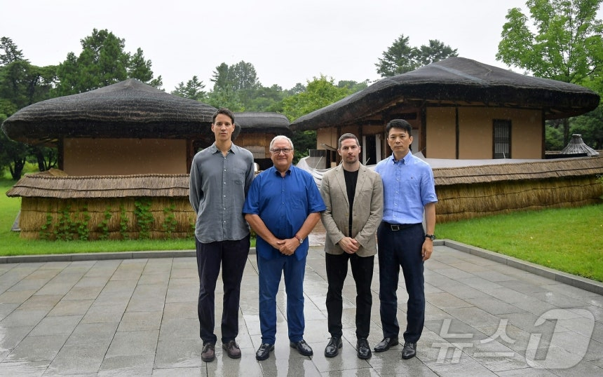 지난 7월 평양의 만경대를 방문한 리카르도 프라카리(왼쪽 2번째) 세계야구소프트볼연맹 회장 일행. /사진=뉴스1(북한 노동신문)