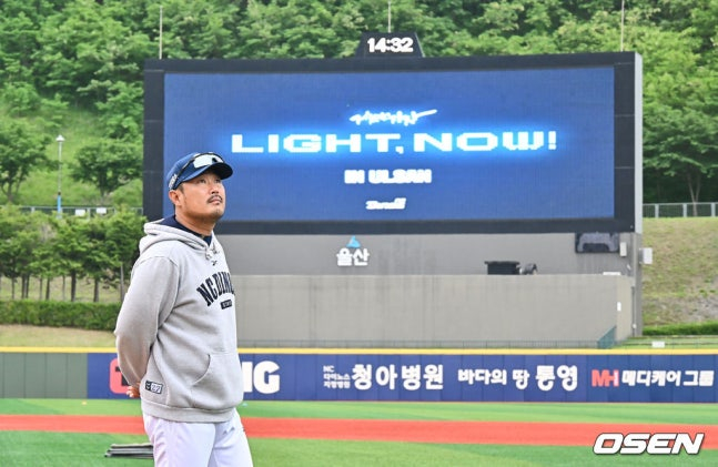 NC 이호준 감독이 지난 5월 울산 문수야구장을 돌아보고 있다.