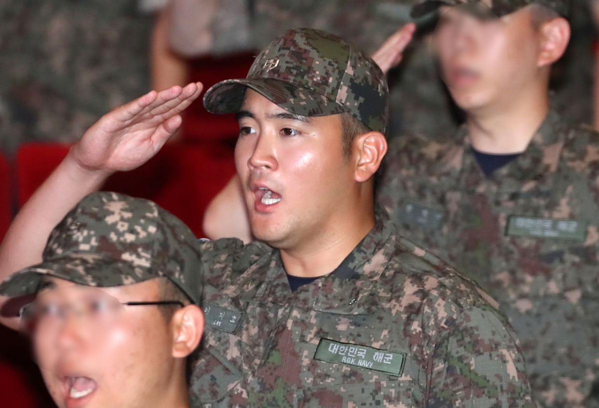 이재용 삼성전자 회장의 장남 이지호 씨가 23일 경남 창원 진해구 해군사관학교 웅포강당에서 열린 제139기 해군사관후보생 입교식에서 경례를 하고 있다. /사진제공=뉴스1