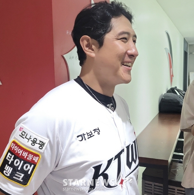 KT 황재균이 23일 키움전에서 14시즌 연속 100안타 대기록을 달성한 뒤 취재진과 인터뷰를 하고 있다. /사진=안호근 기자