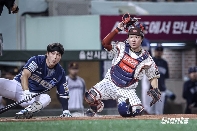 NC 천재환(왼쪽)과 롯데 정보근이 23일 울산 경기에서 8회초 번트 상황에서 충돌 후 넘어졌다. /사진=롯데 자이언츠 제공 