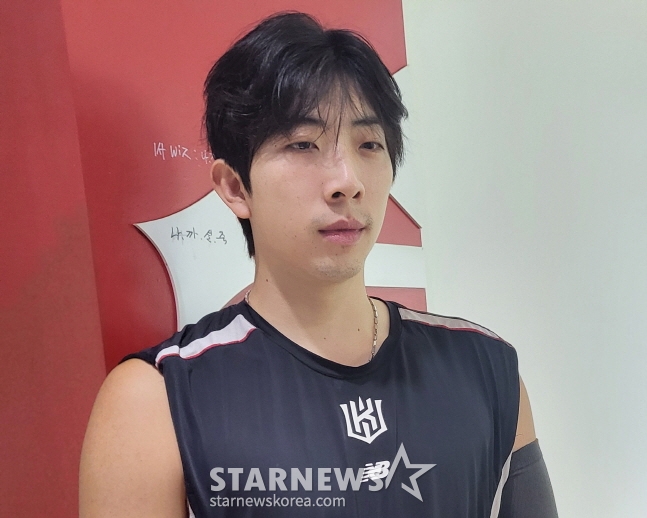 오원석이 승리 후 취재진과 인터뷰를 하고 있다. /사진=안호근 기자