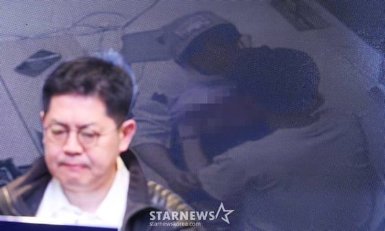 황성우 스파이어엔터테인먼트 대표가 19일 오후 서울 강남구 논현동 성암아트센터에서 그룹 오메가엑스의 전 소속사 스파이어엔터테인먼트 강성희 전 대표 '강제 추행' 사건 진상 규명 기자회견을 갖고 있다.   스파이어엔터테인먼트 측은 전 대표 강모씨가 그룹 오메가엑스에게 강제 추행을 당했다고 주장하고 있다. 이는 앞서 오메가엑스 멤버들이 강씨로부터 폭언 폭행 강제 추행을 당했다고 주장한 부분과 정면으로 대치되는 부분이라는 점에서 눈길을 끈다.  스파이어엔터테인먼트는 "강 전 대표는 자신이 피해자임에도 불 /사진=김창현