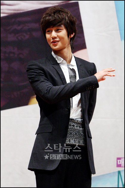 [★포토]김범 "복서 포즈는 다음 기회에"