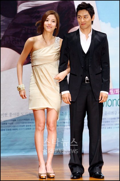 [★포토]손담비 '오빠 팔짱 껴볼까?'