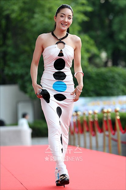 [★포토]바다의 원무늬 홀터넥 드레스