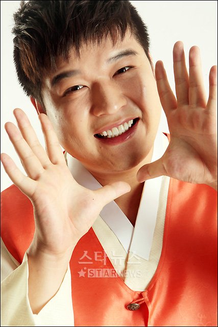 [★포토]신동 '여러분~ 행복한 추석 보내세요!' 